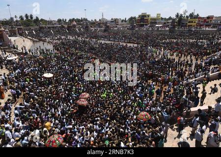 Tausende von Menschen treffen sich, um anlässlich des Mahamaham Festivals 2016 im Mahamaham Tank in Kumbakonam, südöstlicher indischer Bundesstaat Tamil Nadu, Indien, am 22. Februar 2016 ein Bad zu nehmen. Mehr als 2,75 Lakh-Pilger tauchten seit Mitternacht am Montag in den berühmten Tank, sagten lokale Medien. Die Hindus betrachten diese Aktivität am Tag des Mahamaham, einem alle 12 Jahre stattfindenden hinduistischen fest, als heilig. ) INDIA-KUMBAKONAM-MAHAMAHAM-HOLY DIP Stringer PUBLICATIONxNOTxINxCHN Tausende von Prominenten treffen sich, um anlässlich des Festivals 2016 IM Tank in Kumbakonam Südost-Indien ein Bad zu nehmen Stockfoto