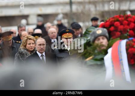 (160223) -- MOSKAU, 23. Februar 2016 -- der russische Präsident Wladimir Putin (L, Front) nimmt am 23. Februar 2016 an einer Kranzlege in Moskau Teil. Mehrere Beamte der russischen Regierung nahmen an einer Kranzlege-Zeremonie am Grab des unbekannten Soldaten mit der ewigen Flamme Teil, um den Tag des Verteidigers des Vaterlandes hier am Dienstag zu feiern. RUSSLAND-MOSKAU-VERTEIDIGER DES VATERLANDTAGES DaixTianfang PUBLICATIONxNOTxINxCHN Moskau 23. Februar 2016 der russische Präsident Wladimir Putin l Front nimmt AM 23. Februar 2016 an einer Trauerfeier in Moskau Teil Stockfoto