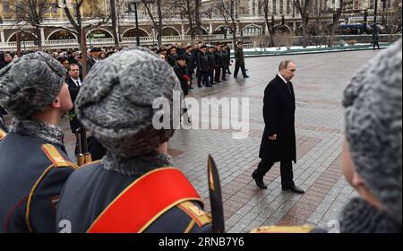 (160223) -- MOSKAU, 23. Februar 2016 -- der russische Präsident Wladimir Putin nimmt am 23. Februar 2016 an der Kranzniederlegung in Moskau Teil. Mehrere Beamte der russischen Regierung nahmen an einer Kranzlege-Zeremonie am Grab des unbekannten Soldaten mit der ewigen Flamme Teil, um den Tag des Verteidigers des Vaterlandes hier am Dienstag zu feiern. RUSSLAND-MOSKAU-VERTEIDIGER DES VATERLANDTAGES DaixTianfang PUBLICATIONxNOTxINxCHN Moskau 23. Februar 2016 der russische Präsident Wladimir Putin nimmt an der Trauerfeier in Moskau Russland AM 23. Februar 2016 nahmen mehrere Beamte der russischen Regierung an einem Wreath Layi Teil Stockfoto