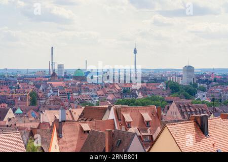Erhöhter Blick auf das Nürnberger Stadtbild mit Altstadt und Fernsehturm im Hintergrund Stockfoto