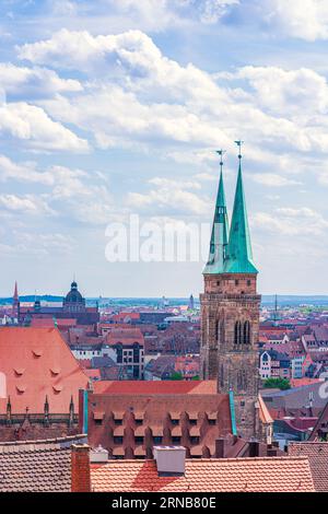 Nürnberg, Deutschland. Wunderschöne Stadtlandschaft mit Glockentürmen der St. Seebett Church Stockfoto