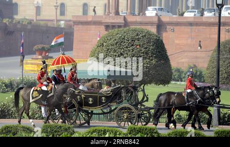 (160223) -- NEU DELHI, 23. Februar 2016 -- der indische Präsident Pranab Mukherjee kommt am Eröffnungstag der Haushaltssitzung des indischen parlaments in Neu Delhi, Indien, am 23. Februar 2016 in einer traditionellen Kutsche an. Die wichtigste Haushaltssitzung des indischen Parlaments begann am Dienstag, wobei Premierminister Narendra Modi sich an die Oppositionsparteien wandte und ihm eine konstruktive Debatte dieses Mal hoffte. Auf der Tagung wird die indische Regierung am 29. Februar den Haushaltsplan vorstellen. ) INDIEN-NEU-DELHI-PARLAMENTSSITZUNG-ERÖFFNUNGSTAG Stringer PUBLICATIONxNOTxINxCHN Neu-Delhi 23. Februar 2016 Indisch Stockfoto