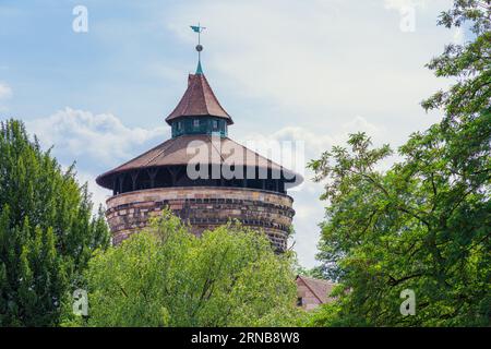 Blick auf den malerischen Neutorturm in Nürnberg Stockfoto