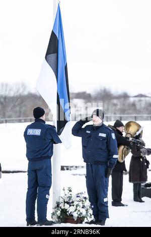 (160225) -- NARVA, 25. Februar 2016 -- estnische Polizeibeamte veranstalten am 24. Februar 2016 den Aufstand der Flagge auf der mittelalterlichen Burg in Narva, der drittgrößten Stadt Estlands. Verschiedene Veranstaltungen fanden in Narva während des 98. Jahrestages der Unabhängigkeit am 24. Februar statt. ESTLAND-NARVA-JUBILÄUM SergeixStepanov PUBLICATIONxNOTxINxCHN Narva Feb 25 2016 Estnische Polizeibeamte halten die Aufstandszeremonie der Flagge AUF DEM mittelalterlichen Schloss in Narva der drittgrößten Stadt Estlands AM 24. Februar 2016 verschiedene Veranstaltungen waren Hero in Narva während der 98. Unabhängigkeitsfeier AM 24. Februar Stockfoto