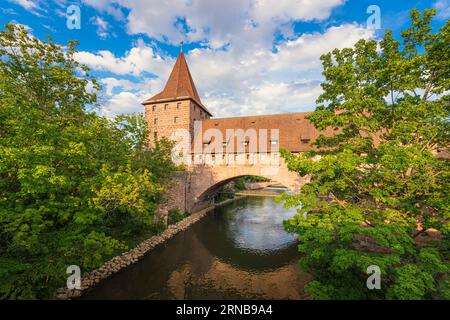 Schlayerturm, schönes historisches Wahrzeichen über der Pegnitz in Nürnberg, Stadt in Bayern, Deutschland Stockfoto