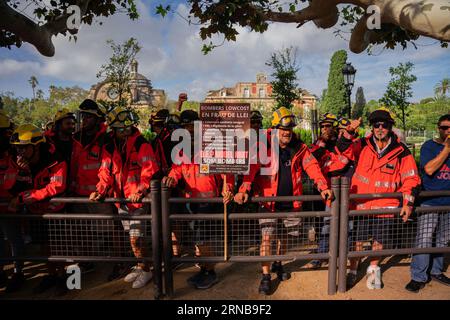 Barcelona, Barcelona, Spanien. September 2023. Freiwillige Feuerwehrmänner aus Katalonien demonstrieren im katalanischen Parlament, um würde, Respekt und Sozialversicherungsregistrierung von der katalanischen Regierung zu fordern. Freiwillige Feuerwehrleute beschweren sich, dass das derzeitige gemischte Modell veraltet ist. (Bild: © Marc Asensio Clupes/ZUMA Press Wire) NUR REDAKTIONELLE VERWENDUNG! Nicht für kommerzielle ZWECKE! Stockfoto