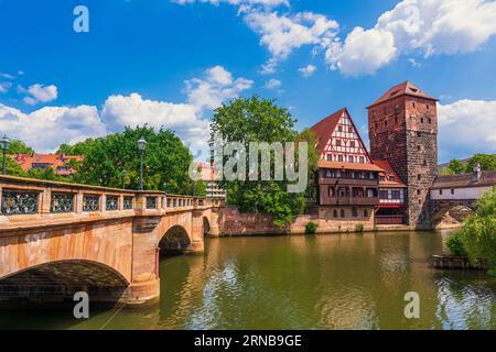 Malerischer Blick auf Nürnberg mit der Pegnitz, die von der Maxbrücke und dem Wasserturm überquert wird. Stockfoto