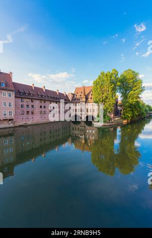 Blick auf ein malerisches Wahrzeichen in der Nürnberger Altstadt, bekannt als Heilig-Geist-Spital Stockfoto