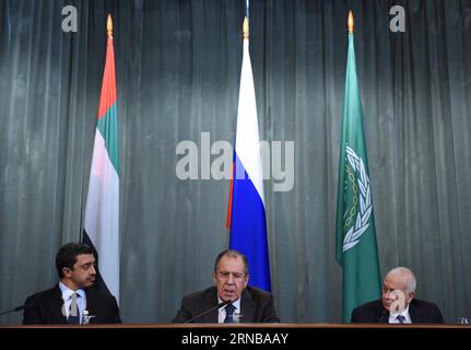 (160226) -- MOSKAU, 26. Februar 2016 -- Scheich Abdullah bin Zayed Al Nahyan (L), Außenminister der Vereinigten Arabischen Emirate (VAE), russischer Außenminister Sergej Lawrow (C) und Generalsekretär der Arabischen Liga Nabil Al-Araby nehmen am 26. Februar 2016 an einer Pressekonferenz während des Russisch-Arabischen Kooperationsforums in Moskau Teil. Russland und die Arabische Liga unterstützen die Schaffung einer breiten Koalition gegen den Terrorismus unter dem Dach der Vereinten Nationen, sagte der russische Außenminister Sergej Lawrow am Freitag. RUSSLAND-MOSKAU-ARABISCHE LIGA-ANTITERRORISMUS DAIXTIANFANG PUBLICATIONXNO Stockfoto