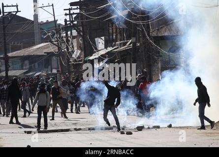 (160226) -- SRINAGAR, 26. Februar 2016 -- Kashmiri-Demonstranten stoßen während eines Protestes in Srinagar, der Sommerhauptstadt des von Indien kontrollierten Kaschmirs, am 26. Februar 2016 auf indische Polizei und paramilitärische Truppen. Die Regierungstruppen feuerten Tränengas und Pelletwaffen ab, um Hunderte von Steinwurf-Kashmiri-Demonstranten in dem von Indien kontrollierten Kaschmir nach Freitagsgebeten zu stoppen, während eines Protestes gegen die Verhaftung des ehemaligen Dozenten der Delhi University SAR Geelani und gegen die Niederschlagung von Studenten an der Jawaharlal Nehru University in Neu-Delhi. KASCHMIR-SRINAGAR-PROTEST JavedxDar PUBLICATIONxNOTxINxCHN Srinagar Feb 26 2016 Kaschm Stockfoto