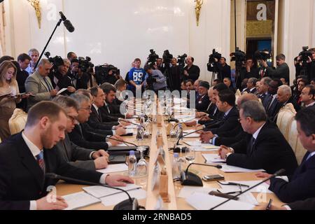 (160226) -- MOSKAU, 26. Februar 2016 -- Foto aufgenommen am 26. Februar 2016 zeigt eine Szene eines Treffens während des russisch-arabischen Kooperationsforums in Moskau, Russland. Russland und die Arabische Liga unterstützen die Schaffung einer breiten Koalition gegen den Terrorismus unter dem Dach der Vereinten Nationen, sagte der russische Außenminister Sergej Lawrow am Freitag. RUSSLAND-MOSKAU-ARABISCHE LIGA-ANTITERRORISMUS DaixTianfang PUBLICATIONxNOTxINxCHN Moskau Februar 26 2016 Foto aufgenommen AM Februar 26 2016 zeigt eine Szene eines Treffens während des Russischen Arabischen Kooperationsforums in Moskau Russland Russland und die Arabische Liga unterstützen die Kreati Stockfoto