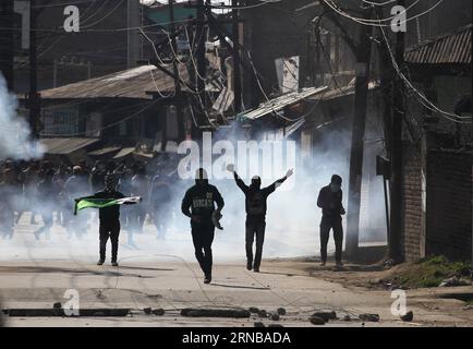 (160226) -- SRINAGAR, 26. Februar 2016 -- Kashmiri-Demonstranten stoßen während eines Protestes in Srinagar, der Sommerhauptstadt des von Indien kontrollierten Kaschmirs, am 26. Februar 2016 auf indische Polizei und paramilitärische Truppen. Die Regierungstruppen feuerten Tränengas und Pelletwaffen ab, um Hunderte von Steinwurf-Kashmiri-Demonstranten in dem von Indien kontrollierten Kaschmir nach Freitagsgebeten zu stoppen, während eines Protestes gegen die Verhaftung des ehemaligen Dozenten der Delhi University SAR Geelani und gegen die Niederschlagung von Studenten an der Jawaharlal Nehru University in Neu-Delhi. KASCHMIR-SRINAGAR-PROTEST JavedxDar PUBLICATIONxNOTxINxCHN Srinagar Feb 26 2016 Kaschm Stockfoto