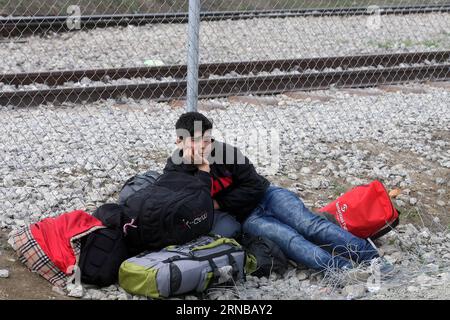 Flüchtlinge in Idomeni an der griechisch-mazedonischen Grenze (160227) -- ATHEN, 26. Februar 2016 -- Ein Flüchtling ruht bei der Eisenbahn in Eidomeni für die Öffnung der Grenze zwischen Griechenland und der ehemaligen jugoslawischen Republik Mazedonien (FYROM), Griechenland, 26. Februar 2016. ) GRIECHENLAND-ATHEN-FLÜCHTLINGE MariosxLolos PUBLICATIONxNOTxINxCHN Flüchtlinge in Idomeni an der griechisch-mazedonischen Grenze Athen Februar 26 2016 ein Flüchtling ruht bei der Eisenbahn IN Eidomeni für die Öffnung der Grenze zwischen Griechenland und der ehemaligen jugoslawischen Republik Mazedonien FYROM Griechenland Februar 26 2016 Griechenland Athen Flüchtlinge MariosxLolos PUBLICATIONxNO Stockfoto