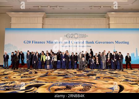 (160227) -- SHANGHAI, 27. Februar 2016 -- Beamte kommunizieren, nachdem sie für ein Familienfoto beim Treffen der G20-Finanzminister und Zentralbankgouverneure im Pudong Shangri-la Hotel in Shanghai, Ostchina, 27. Februar 2016 posieren. Chinesische Politiker skizzierten am Freitag die Wirtschaftspolitik und die Reformagenda des Landes und versicherten der Welt, dass die Regierung über viele politische Instrumente verfügt, um den Abwärtsdruck zu bekämpfen, während sich Finanzführer aus den G20-Staaten in Shanghai versammelten. ) (lfj) CHINA-SHANGHAI-G20 MEETING (CN) LixXin PUBLICATIONxNOTxINxCHN Shanghai Februar 27 2016 Beamte kommunizieren danach Stockfoto