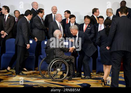 (160227) -- SHANGHAI, 27. Februar 2016 -- Jin Liqun, Präsident der Asiatischen Infrastrukturinvestitionsbank (AIIB), begrüßt den deutschen Finanzminister Wolfgang Schaeuble, bevor sie auf dem Treffen der G20-Finanzminister und Zentralbankgouverneure im Pudong Shangri-la Hotel in Shanghai, Ostchina, am 27. Februar 2016 für ein Familienfoto posieren. Chinesische Politiker skizzierten am Freitag die Wirtschaftspolitik und die Reformagenda des Landes und versicherten der Welt, dass die Regierung über viele politische Instrumente verfügt, um den Abwärtsdruck zu bekämpfen, während sich Finanzführer aus den G20-Staaten in Shanghai versammelten. ) (lfj) CHINA-SHANG Stockfoto