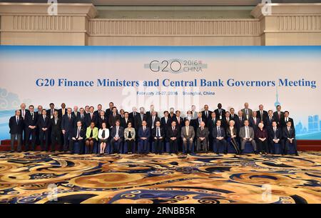 (160227) -- SHANGHAI, 27. Februar 2016 -- Beamte posieren für ein Familienfoto beim Treffen der G20-Finanzminister und Zentralbankgouverneure im Pudong Shangri-la Hotel in Shanghai, Ostchina, 27. Februar 2016. Chinesische Politiker skizzierten am Freitag die Wirtschaftspolitik und die Reformagenda des Landes und versicherten der Welt, dass die Regierung über viele politische Instrumente verfügt, um den Abwärtsdruck zu bekämpfen, während sich Finanzführer aus den G20-Staaten in Shanghai versammelten. ) (lfj) CHINA-SHANGHAI-G20-TREFFEN (CN) LixXin PUBLICATIONxNOTxINxCHN Shanghai Februar 27 2016 Beamte posieren für ein Familienfoto AUF der G20-Finanzierung Stockfoto