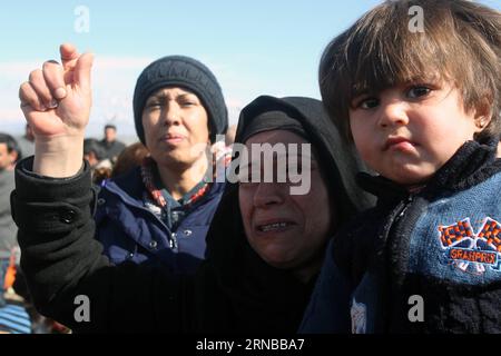 Flüchtlinge in Idomeni an der griechisch-mazedonischen Grenze (160227) -- ATHEN, 27. Februar 2016 -- Flüchtlinge und Migranten protestieren am 27. Februar 2016 in Eidomeni, Griechenland, da sie die Grenze zwischen Griechenland und der ehemaligen jugoslawischen Republik Mazedonien (FYROM) nicht überschreiten dürfen. Am zweiten Tag in Folge ist der Grenzübertritt verboten, so dass Tausende von Flüchtlingen und Migranten, die ihre Reise nicht fortsetzen können, an der Grenze gefangen werden. )(azp) GRIECHENLAND-ATHEN-POLITIK MariosxLolos PUBLICATIONxNOTxINxCHN Flüchtlinge in Idomeni an der griechisch-mazedonischen Grenze Athen Februar 27 2016 Flüchtlinge Stockfoto