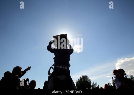 Flüchtlinge in Idomeni an der griechisch-mazedonischen Grenze (160227) -- ATHEN, 27. Februar 2016 -- Flüchtlinge und Migranten protestieren am 27. Februar 2016 in Eidomeni, Griechenland, da sie die Grenze zwischen Griechenland und der ehemaligen jugoslawischen Republik Mazedonien (FYROM) nicht überschreiten dürfen. Am zweiten Tag in Folge ist der Grenzübertritt verboten, so dass Tausende von Flüchtlingen und Migranten, die ihre Reise nicht fortsetzen können, an der Grenze gefangen werden. )(azp) GRIECHENLAND-ATHEN-POLITIK MariosxLolos PUBLICATIONxNOTxINxCHN Flüchtlinge in Idomeni an der griechisch-mazedonischen Grenze Athen Februar 27 2016 Flüchtlinge Stockfoto