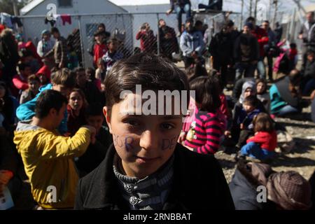 Flüchtlinge in Idomeni an der griechisch-mazedonischen Grenze (160227) -- ATHEN, 27. Februar 2016 -- Flüchtlinge und Migranten protestieren am 27. Februar 2016 in Eidomeni, Griechenland, da sie die Grenze zwischen Griechenland und der ehemaligen jugoslawischen Republik Mazedonien (FYROM) nicht überschreiten dürfen. Am zweiten Tag in Folge ist der Grenzübertritt verboten, so dass Tausende von Flüchtlingen und Migranten, die ihre Reise nicht fortsetzen können, an der Grenze gefangen werden. )(azp) GRIECHENLAND-ATHEN-POLITIK MariosxLolos PUBLICATIONxNOTxINxCHN Flüchtlinge in Idomeni an der griechisch-mazedonischen Grenze Athen Februar 27 2016 Flüchtlinge Stockfoto