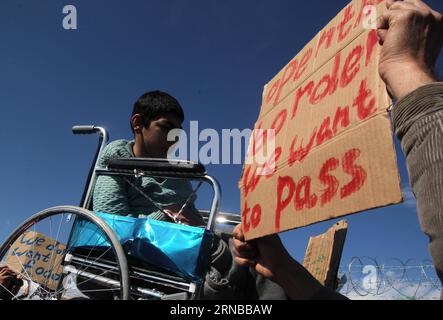 Flüchtlinge in Idomeni an der griechisch-mazedonischen Grenze (160227) -- ATHEN, 27. Februar 2016 -- Flüchtlinge und Migranten protestieren am 27. Februar 2016 in Eidomeni, Griechenland, da sie die Grenze zwischen Griechenland und der ehemaligen jugoslawischen Republik Mazedonien (FYROM) nicht überschreiten dürfen. Am zweiten Tag in Folge ist der Grenzübertritt verboten, so dass Tausende von Flüchtlingen und Migranten, die ihre Reise nicht fortsetzen können, an der Grenze gefangen werden. )(azp) GRIECHENLAND-ATHEN-POLITIK MariosxLolos PUBLICATIONxNOTxINxCHN Flüchtlinge in Idomeni an der griechisch-mazedonischen Grenze Athen Februar 27 2016 Flüchtlinge Stockfoto