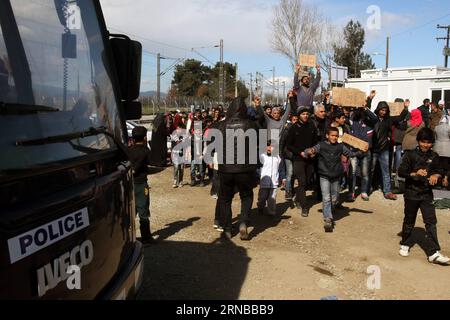 Flüchtlinge in Idomeni an der griechisch-mazedonischen Grenze (160227) -- ATHEN, 27. Februar 2016 -- Flüchtlinge und Migranten protestieren am 27. Februar 2016 in Eidomeni, Griechenland, da sie die Grenze zwischen Griechenland und der ehemaligen jugoslawischen Republik Mazedonien (FYROM) nicht überschreiten dürfen. Am zweiten Tag in Folge ist der Grenzübertritt verboten, so dass Tausende von Flüchtlingen und Migranten, die ihre Reise nicht fortsetzen können, an der Grenze gefangen werden. )(azp) GRIECHENLAND-ATHEN-POLITIK MariosxLolos PUBLICATIONxNOTxINxCHN Flüchtlinge in Idomeni an der griechisch-mazedonischen Grenze Athen Februar 27 2016 Flüchtlinge Stockfoto