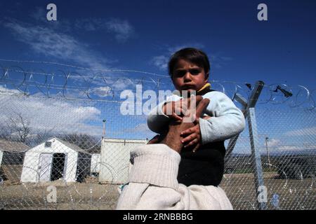 Flüchtlinge in Idomeni an der griechisch-mazedonischen Grenze (160227) -- ATHEN, 27. Februar 2016 -- ein Kind wird während eines Protestes in Eidomeni, Griechenland, am 27. Februar 2016 auf die Schulter eines Demonstranten gehisst, da viele Flüchtlinge und Migranten die Grenze zwischen Griechenland und der ehemaligen jugoslawischen Republik Mazedonien (FYROM) nicht überschreiten dürfen. Am zweiten Tag in Folge ist der Grenzübertritt verboten, so dass Tausende von Flüchtlingen und Migranten, die ihre Reise nicht fortsetzen können, an der Grenze gefangen werden. )(azp) GRIECHENLAND-ATHEN-POLITIK MariosxLolos PUBLICATIONxNOTxINxCHN Flüchtlinge in Idomeni an die Stockfoto