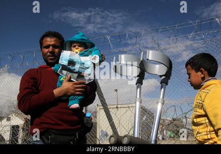 Flüchtlinge in Idomeni an der griechisch-mazedonischen Grenze (160227) -- ATHEN, 27. Februar 2016 -- ein Mann hält ein Kind bei einem Protest in Eidomeni, Griechenland, am 27. Februar 2016, da viele Flüchtlinge und Migranten die Grenze zwischen Griechenland und der ehemaligen jugoslawischen Republik Mazedonien (FYROM) nicht überschreiten dürfen. Am zweiten Tag in Folge ist der Grenzübertritt verboten, so dass Tausende von Flüchtlingen und Migranten, die ihre Reise nicht fortsetzen können, an der Grenze gefangen werden. )(azp) GRIECHENLAND-ATHEN-POLITIK MariosxLolos PUBLICATIONxNOTxINxCHN Flüchtlinge in Idomeni an der griechisch-mazedonischen Grenze Stockfoto