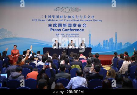 (160227) -- SHANGHAI, 27. Februar 2016 -- der chinesische Finanzminister Lou Jiwei(C, hinten) beantwortet Fragen auf einer Pressekonferenz nach dem Treffen der G20-Finanzminister und Zentralbankgouverneure in Shanghai, Ostchina, 27. Februar 2016. Das zweitägige Treffen der G20-Finanzminister und Zentralbankgouverneure wurde am Samstag in Shanghai geschlossen. ) (Yxb) CHINA-SHANGHAI-G20-CLOSE(CN) LixXin PUBLICATIONxNOTxINxCHN Shanghai Februar 27 2016 Chinesische Finanzminister Lou Jiwei C Rückfragen AUF einer Pressekonferenz nach dem Treffen der G20-Finanzminister und Zentralbankgouverneure in Shanghai Ostchina Februar 27 2016 der TW Stockfoto