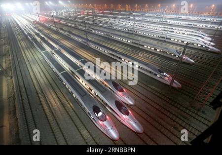 Das am 25. Dezember 2012 aufgenommene Aktenfoto zeigt die Hochgeschwindigkeitszüge, die auf der Hochgeschwindigkeitsbahn Peking-Guangzhou in Wuhan, der Hauptstadt der zentralchinesischen Provinz Hubei, in Betrieb genommen werden. Der Bau weiterer Hochgeschwindigkeitsbahnen war ein heißes Thema auf den jährlichen Sitzungen der chinesischen Provinzgesetzgebungen und politischen Beratungsgremien, die im Januar intensiv stattfanden. China verfügt über das weltweit größte Hochgeschwindigkeitsbahnnetz mit einer Gesamtfahrlänge von 19.000 km bis Ende 2015, was etwa 60 Prozent der Gesamtfahrstrecke der Welt entspricht. Das sich ausdehnende Hochgeschwindigkeitsbahnnetz bietet Ihnen eine gute Anbindung Stockfoto