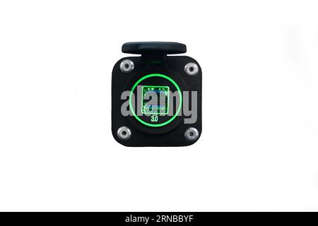 USB-Anschluss 3,0 mit grüner Hintergrundbeleuchtung zum Laden von Gadgets. Auf weißem Hintergrund Stockfoto