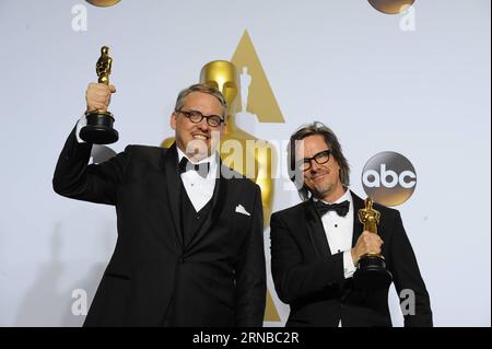 LOS ANGELES, 28. Februar 2016 -- Charles Randolph (R) und Adam McKay posieren, nachdem sie den Preis für das am besten adaptierte Drehbuch für den Big Short gewonnen haben, während der 88. Academy Awards im Dolby Theater in Los Angeles, USA, am 28. Februar 2016. ) (lyi) DIE US-LOS ANGELES-OSCARS-GEWINNER YangxLei PUBLICATIONxNOTxINxCHN Los Angeles Feb 28 2016 Charles Randolph r und Adam McKay posieren, nachdem sie den Preis für das AM besten adaptierte Drehbuch für den Big Short während der 88th Academy Awards IM Dolby Theatre in LOS Angeles, USA, AM 28 2016. Februar, gewonnen haben die Los Angeles Oscars gewinnen YangxLei PU Stockfoto