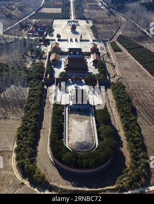 YIXIAN, 28. Februar 2016 -- ein Luftbild, das am 28. Februar 2016 aufgenommen wurde, zeigt die Landschaft von Chongling für den Guangxu-Kaiser (1871-1908) an den westlichen Qing-Gräbern im Yixian County, nordchinesische Provinz Hebei. Die Western Qing Tombs, die erstmals in den 1730er Jahren erbaut wurden, bestehen aus 14 Gräbern. Die kaiserlichen Gräber der Ming- und Qing-Dynastien wurden in die Liste des Weltkulturerbes aufgenommen. (lfj) CHINA-HEBEI-YIXIAN-Western QING TOMBS (CN) LiuxMancang PUBLICATIONxNOTxINxCHN Yixian Feb 28 2016 to Aerial Foto vom 28 2016. Februar zeigt die Landschaft des Guangxu-Kaisers 1871 1908 IM Western Qing T Stockfoto