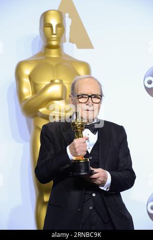 LOS ANGELES, 28. Februar 2016 -- Ennio Morricone von den hasserfüllten acht Posen, nachdem er am 28. Februar 2016 bei den 88th Academy Awards im Dolby Theater in Los Angeles, USA, die beste Originalpartitur gewonnen hatte. ) US-LOS ANGELES-OSCARS-MUSIC yangxlei PUBLICATIONxNOTxINxCHN Los Angeles Feb 28 2016 Ennio Morricone der hasserfüllten acht Posen, nachdem er die beste Originalpartitur während der 88th Academy Awards IM Dolby Theatre in Los Angeles, USA, AM 28 2016. Februar gewonnen hatte Stockfoto