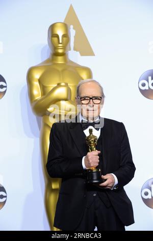 LOS ANGELES, 28. Februar 2016 -- Ennio Morricone von den hasserfüllten acht Posen, nachdem er am 28. Februar 2016 bei den 88th Academy Awards im Dolby Theater in Los Angeles, USA, die beste Originalpartitur gewonnen hatte. ) US-LOS ANGELES-OSCARS-MUSIC yangxlei PUBLICATIONxNOTxINxCHN Los Angeles Feb 28 2016 Ennio Morricone der hasserfüllten acht Posen, nachdem er die beste Originalpartitur während der 88th Academy Awards IM Dolby Theatre in Los Angeles, USA, AM 28 2016. Februar gewonnen hatte Stockfoto