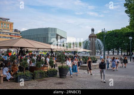 Oslo, Norwegen - 20. Juni 2023: Am Sommerabend laufen Menschenmassen um den Hauptbahnhof von Oslo herum, wo es viele Geschäfte und Restaurants gibt. Stockfoto