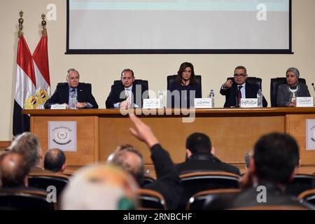 (160229) -- KAIRO, 29. Februar 2016 -- Ägyptens Einwanderungs- und Expatriates Minister Nabila Makram (C) nimmt an einer Pressekonferenz Teil, auf der ein neues Dollar-dominiertes Sparprogramm vorgestellt wird, das von drei großen ägyptischen Staatsbanken am 29. Februar 2016 in Kairo gestartet wurde. Drei große ägyptische Staatsbanken gaben am Montag den Start eines neuen, von Dollar dominierten Sparprogramms bekannt. Das Programm richtet sich an die Millionen Ägypter im Ausland, um ihre Ersparnisse anzuziehen, um die angeschlagene Wirtschaft zu verbessern. ) ÄGYPTEN-KAIRO-SPARPROGRAMM ZhaoxDingzhe PUBLICATIONxNOTxINxCHN Kairo Feb 29 2016 Egypt S IMM Stockfoto