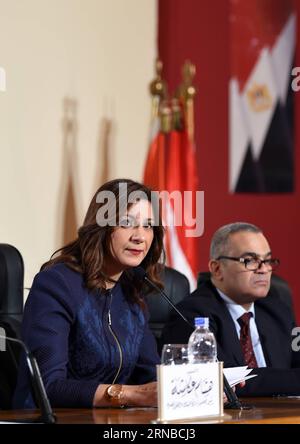 (160229) -- KAIRO, 29. Februar 2016 -- Ägyptens Einwanderungs- und Expatriates Minister Nabila Makram (L) spricht auf einer Pressekonferenz, die ein neues Dollar-dominiertes Sparprogramm einführt, das von drei großen ägyptischen Staatsbanken am 29. Februar 2016 in Kairo gestartet wurde. Drei große ägyptische Staatsbanken gaben am Montag den Start eines neuen, von Dollar dominierten Sparprogramms bekannt. Das Programm richtet sich an die Millionen Ägypter im Ausland, um ihre Ersparnisse anzuziehen, um die angeschlagene Wirtschaft zu verbessern. ) ÄGYPTEN-KAIRO-SPARPROGRAMM ZhaoxDingzhe PUBLICATIONxNOTxINxCHN Kairo Februar 29 2016 Ägypten S I Stockfoto