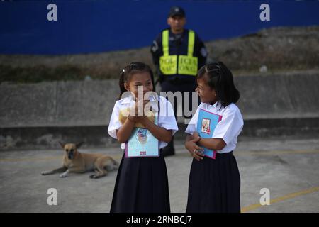 (160229) -- PANAMA CITY, 29. Februar 2016 -- zwei Mädchen sprechen am ersten Tag des Unterrichts in der Kuna Nega Schule, in Panama City, Hauptstadt von Panama, am 29. Februar 2016. ) (jp) PANAMA-PANAMA CITY-EDUCATION-START DES UNTERRICHTS MauricioxValenzuela PUBLICATIONxNOTxINxCHN Panama City Feb 29 2016 zwei Girls Talk während des ersten Tages des Unterrichts in der Kuna Nega School in Panama City Hauptstadt von Panama AM Feb 29 2016 JP Panama City Education Start des Unterrichts MauricioxValenzuela PUBLICATIONxNOTxINxCHN Stockfoto