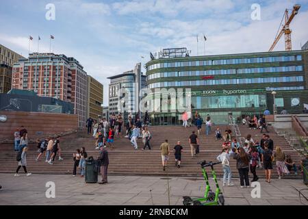 Oslo, Norwegen - 20. Juni 2023: Am Sommerabend laufen Menschenmassen um den Hauptbahnhof von Oslo herum, wo es viele Geschäfte und Restaurants gibt. Stockfoto