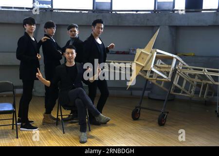 Schauspieler treten während einer Pressekonferenz für ihr neues Theaterstück He Had Two Pistols with White and Black Eyes in Peking, Hauptstadt Chinas, am 2. März 2016 auf. Das neue Bühnenspiel, Regie: Meng Jinghui, adaptiert aus dem gleichnamigen Buch des Nobelpreisträgers Dario Fo, wird vom 7. April bis 2. Mai in Peking auf die Bühne gebracht. )(wjq) CHINA-BEIJING-STAGE PLAY-CONFERENCE (CN) HanxYe PUBLICATIONxNOTxINxCHN Schauspieler treten während einer Pressekonferenz für ihr New Stage Play auf Er hatte zwei Pistolen mit weißen und schwarzen Augen in Peking Hauptstadt von China 2. März 2016 The New Stage Play Regie von Stockfoto