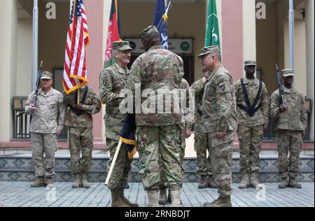 General John F. Campbell (R), ehemaliger Kommandeur der NATO-geführten Resolute Support (RS) in Afghanistan und den US-Streitkräften, überreicht seinem Nachfolger John W. Nicholson, Jr. während einer Zeremonie des Befehlswechsels im RS-Hauptquartier in Kabul, Hauptstadt Afghanistans, am 2. März 2016 eine Flagge. General John W. Nicholson, Jr. übernahm am Mittwoch das Kommando über die NATO-geführte Resolute Support (RS) in Afghanistan und die US-Streitkräfte von seinem Landsmann General John F. Campbell. Rahmat Gul/) AFGHANISTAN-KABUL-RESOLUTE SUPPORT-COMMAND CHANGE Pool PUBLICATIONxNOTxINxCHN US Army General Joh Stockfoto