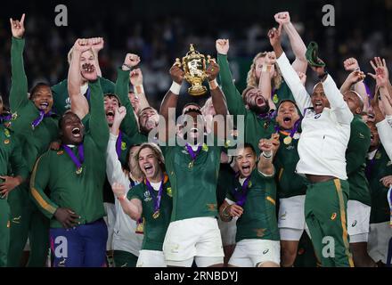 Foto vom 02.11.2019 von Siya Kolisi aus Südafrika, die die Trophäe der Rugby-Weltmeisterschaft 2019 gewann. Die Schotten beginnen gegen die formidable Springboks, die in den Jahren 1995, 2007 und 2019 die Turniersieger waren, Ausgabedatum: Freitag, 1. September 2023. Stockfoto