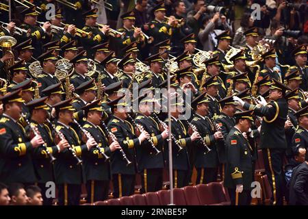 (160303) -- PEKING, 3. März 2016 -- die Militärkapelle der chinesischen Volksbefreiungsarmee spielt die Nationalhymne während der Eröffnungssitzung der vierten Sitzung des 12. nationalen Komitees der politischen Konsultativkonferenz des chinesischen Volkes in der Großen Halle des Volkes in Peking, der Hauptstadt Chinas, am 3. März 2016. )(mcg) (ZWEI SITZUNGEN)CHINA-BEIJING-CPPCC-OPENING (CN) LixTao PUBLICATIONxNOTxINxCHN Peking 3. März 2016 die militärische Krawatte der chinesischen Prominenten S Liberation Army SPIELT die NATIONALHYMNE während der Eröffnungssitzung der vierten Sitzung des 12. Nationalen Commits Stockfoto