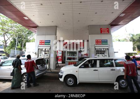 (160303) -- YANGON, 3. März 2016 -- Foto vom 3. März 2016 zeigt eine private Tankstelle in Yangon, Myanmar. Die Anzahl der privaten Tankstellen in Myanmar erreichte laut Energieministerium am vergangenen Samstag bisher 1.228. ) MYANMAR-YANGON-PRIVATE TANKSTELLEN UxAung PUBLICATIONxNOTxINxCHN Yangon 3. März 2016 Foto aufgenommen AM 3. März 2016 zeigt eine private Tankstelle in Yangon Myanmar die Anzahl der privaten Tankstellen in Myanmar erreichte laut Energieministerium am Samstag Myanmar Yangon bereits 1 228 Private Tankstellen Stockfoto