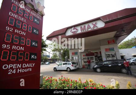 (160303) -- YANGON, 3. März 2016 -- Foto vom 3. März 2016 zeigt eine private Tankstelle in Yangon, Myanmar. Die Anzahl der privaten Tankstellen in Myanmar erreichte laut Energieministerium am vergangenen Samstag bisher 1.228. ) MYANMAR-YANGON-PRIVATE TANKSTELLEN UxAung PUBLICATIONxNOTxINxCHN Yangon 3. März 2016 Foto aufgenommen AM 3. März 2016 zeigt eine private Tankstelle in Yangon Myanmar die Anzahl der privaten Tankstellen in Myanmar erreichte laut Energieministerium am Samstag Myanmar Yangon bereits 1 228 Private Tankstellen Stockfoto