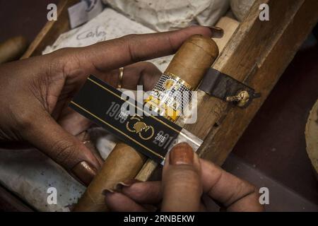 (160304) -- HAVANNA, 3. März 2016 -- Eine Person arbeitet im Rahmen einer limitierten Auflage von Tabak zum 50. Jahrestag der Marke Cohiba während des 18. Internationalen Habano Zigarren Festivals in der Tabakfabrik Cohiba in El Laguito, Havanna, Kuba, am 3. März. 2016. das 18. internationale Habano-Zigarren-Festival findet vom 29. Februar bis 3. März statt. ) (fnc) (sp) CUBA-HAVANA-SOCIETY-FESTIVAL JoaquinxHernandez PUBLICATIONxNOTxINxCHN HAVANNA 3. März 2016 eine Person arbeitet im of a Limited Edition Tobacco zum 50. Jahrestag der Marke Cohiba während des 18. Internationalen Habano Cigar Festivals IN Stockfoto