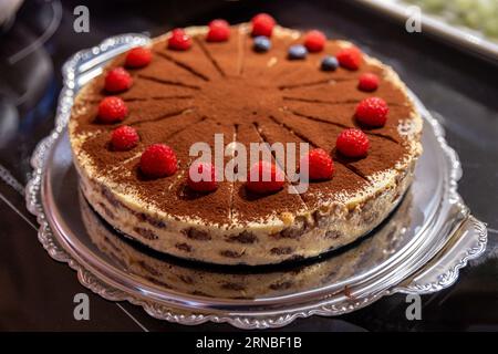 Tiramisu-Kuchen mit Himbeeren, traditionelles italienisches Dessert. Stockfoto