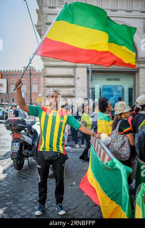 Rom, Italien. August 2023 31. Ein äthiopischer Mann mit Amhara-Abstammung trägt das Hemd der äthiopischen Fußballnationalmannschaft und schwenkt die äthiopische Flagge während der Protestdemonstration gegen die Verfolgung der Amhara in Äthiopien, die in Rom stattfand.nach Angaben des Hohen Kommissars der Vereinten Nationen für Menschenrechte (OHCHR), mindestens 183 Menschen wurden bei Zusammenstößen in der Region Amhara getötet. Nach der Ausrufung des Ausnahmezustands wurden mindestens 1.000 Personen verhaftet: Viele von ihnen gehörten der ethnischen Gruppe der Amhara an und verdächtigten, die Fano-Milizen zu unterstützen ('Freiwillige Feige Stockfoto