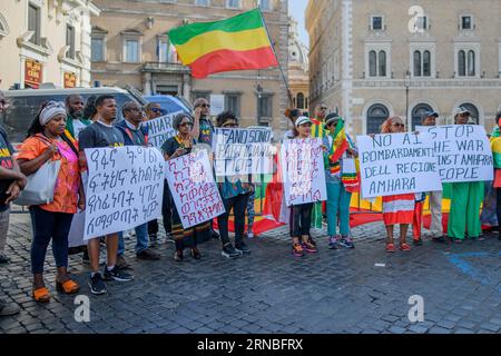 Rom, Italien. August 2023 31. Äthiopische Männer und Frauen der ethnischen Gruppe der Amhara halten Plakate auf, auf denen während der Protestdemonstration gegen die Verfolgung der Amhara in Äthiopien in Rom das Ende der Verfolgung gegen das Volk der Amhara gefordert wird.nach Angaben des Hohen Kommissars der Vereinten Nationen für Menschenrechte (OHCHR), mindestens 183 Menschen wurden bei Zusammenstößen in der Region Amhara getötet. Nach der Ausrufung des Ausnahmezustands wurden mindestens 1.000 Personen verhaftet: Viele von ihnen gehörten der ethnischen Gruppe der Amhara an und verdächtigten, die Fano-Milizen zu unterstützen ('vo Stockfoto