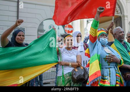 Rom, Italien. August 2023 31. Äthiopische Frauen der ethnischen Gruppe der Amhara loben das Volk der Amhara und die Fano-Milizen während der Protestdemonstration gegen die Verfolgung der Amhara in Äthiopien, die in Rom stattfand.nach Ansicht des Hohen Kommissars der Vereinten Nationen für Menschenrechte (OHCHR), mindestens 183 Menschen wurden bei Zusammenstößen in der Region Amhara getötet. Nach der Ausrufung des Ausnahmezustands wurden mindestens 1.000 Menschen verhaftet: Viele gehören der ethnischen Gruppe der Amhara an und stehen im Verdacht, die Fano-Milizen („freiwillige Kämpfer“ in Amhara) zu unterstützen, die sich weigern, ein zu sein Stockfoto